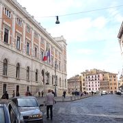 アラパチスからサン・ロレンツォ・イン・ルチーナ教会に行こうとして道に迷った時に見かけた建物