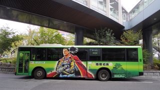 信長の街のラッピングバス