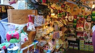 色々なキャラクターのお店が集合