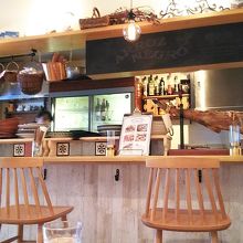 カウンター席があるので一人でも気楽そう