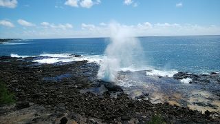 不気味な轟音と共に潮が噴き上がる!