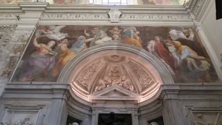 ナヴォーナ広場の西側にあるのですが、微妙にカーブしている道は迷いやすいです。