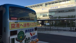 飛行機の着陸を間近に見られるスポット。伊丹空港からの市営バスは7番JR伊丹駅行です。千里川土手への行き方。