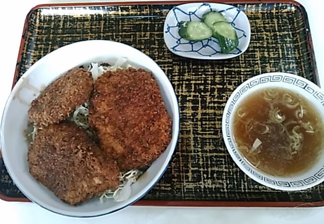 (吉原食堂)ソースカツ丼のカツは、食べやすい大きさでサクサクで美味しかったです。