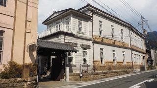 300年以上の歴史ある有田焼の老舗は建物も近代化産業遺産に指定されていて見ごたえ十分