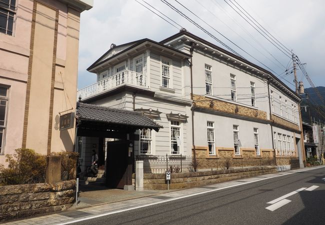 300年以上の歴史ある有田焼の老舗は建物も近代化産業遺産に指定されていて見ごたえ十分