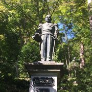 日露戦争の陸海軍の英雄、東郷将軍、乃木将軍の銅像があります