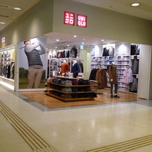 中央出口横にあります