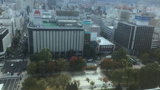 地味な建物から見えるのは札幌の華やかな街「パーラーあおぞら」