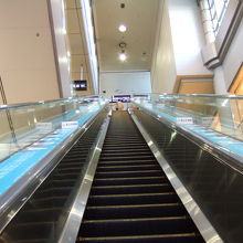 第１ターミナルの地下から２階へ上がるエスカレーター
