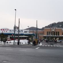 駅舎とバスターミナル