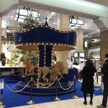 高島屋入口のメリーゴーランド