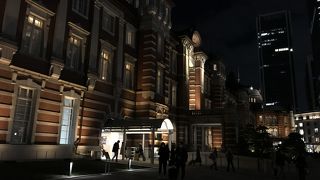 夜の赤レンガ駅舎