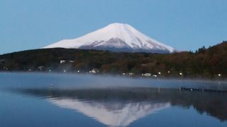 早朝の山中湖に映った富士山