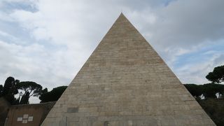 ローマにあるピラミッド！