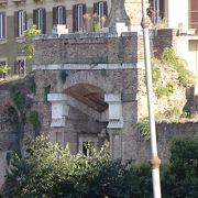 地下鉄のサンジョヴァンニ駅の近くにある古代ローマ遺跡です。