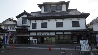 豆田地区の古い街並みでひときわ目立つ三層の展望楼の乗った白い建物