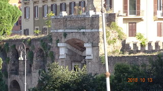 地下鉄のサンジョヴァンニ駅の近くにある古代ローマ遺跡です。