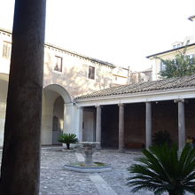 教会の中は撮影禁止。この写真は教会の外の門から撮りました。