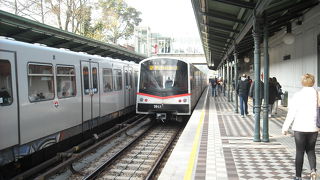 ガラス貼りの駅2つ