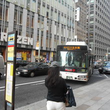 始発は東京駅八重洲鉄鋼ビル前で13か所のバス停がある。高島屋