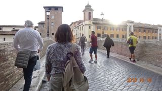 オッタビアの列柱から歩いてこの橋を渡って、ティベリーナ島に行きました。