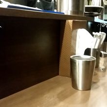 店内はこじんまり。カウンターと席が３つほど