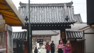 北西（乾）の方角にある門