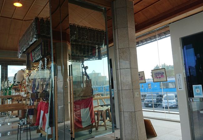 駅前でお神輿を展示しています