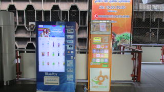 タッチパネル式の自動販売機が設置