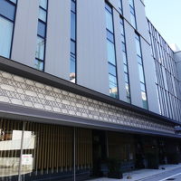 路地に面した入口