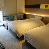 コンパクトだけど機能的な客室。ホテル前の通りに面した部屋