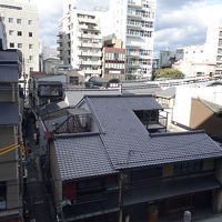 部屋からの眺め。古い町家も残っています