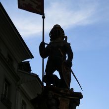 逆光で見えませんが、兜の下はクマさん！