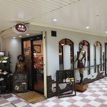 人形が目印です