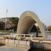 原爆死没者慰霊碑