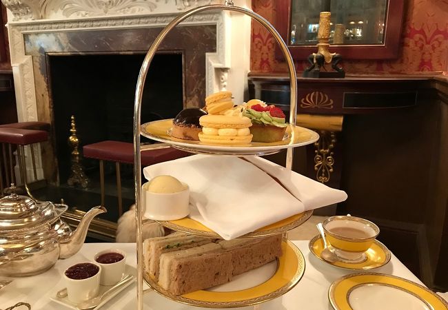 The Goring Hotel  ザ・ゴーリングホテル ケーキスタンド キャサリン妃が結婚前夜に過ごしたホテルで、本場のアフタヌーン