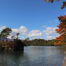 乙女の像への湖畔の遊歩道