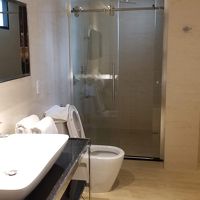 奥のシャワーブースはハンドとレインが切替できます。