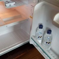 コンプリメントの水が最初から冷蔵庫に。　気が利く～