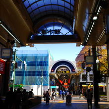 アーケードが断続的に続きます