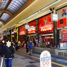 歩行者専用道路にはベンチも置かれています