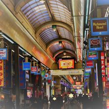 看板が揃って並んでいます