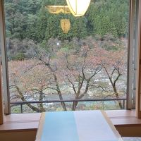 部屋の窓から見える庄川