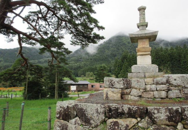 旧安楽寺跡の石造宝篋印塔　