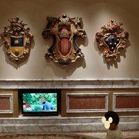 チェックインしている間、子供はアニメを見て待っていられます