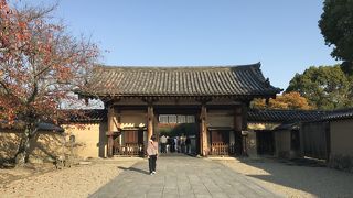 瓦が歴史を感じる