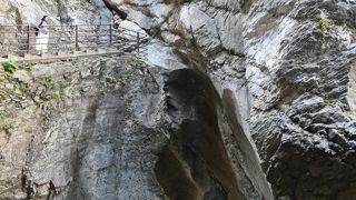 滝の殆どが洞窟から見学します