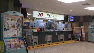 はとバスのカウンターが大きい