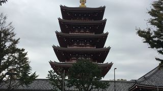 朱色の美しい塔